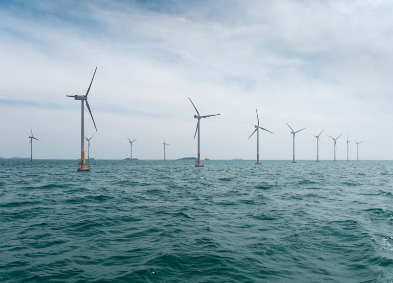 https://www.energie-makler.at/wp-content/uploads/2018/02/offshore-wind-farm-PMGMUK9-770x555.jpg