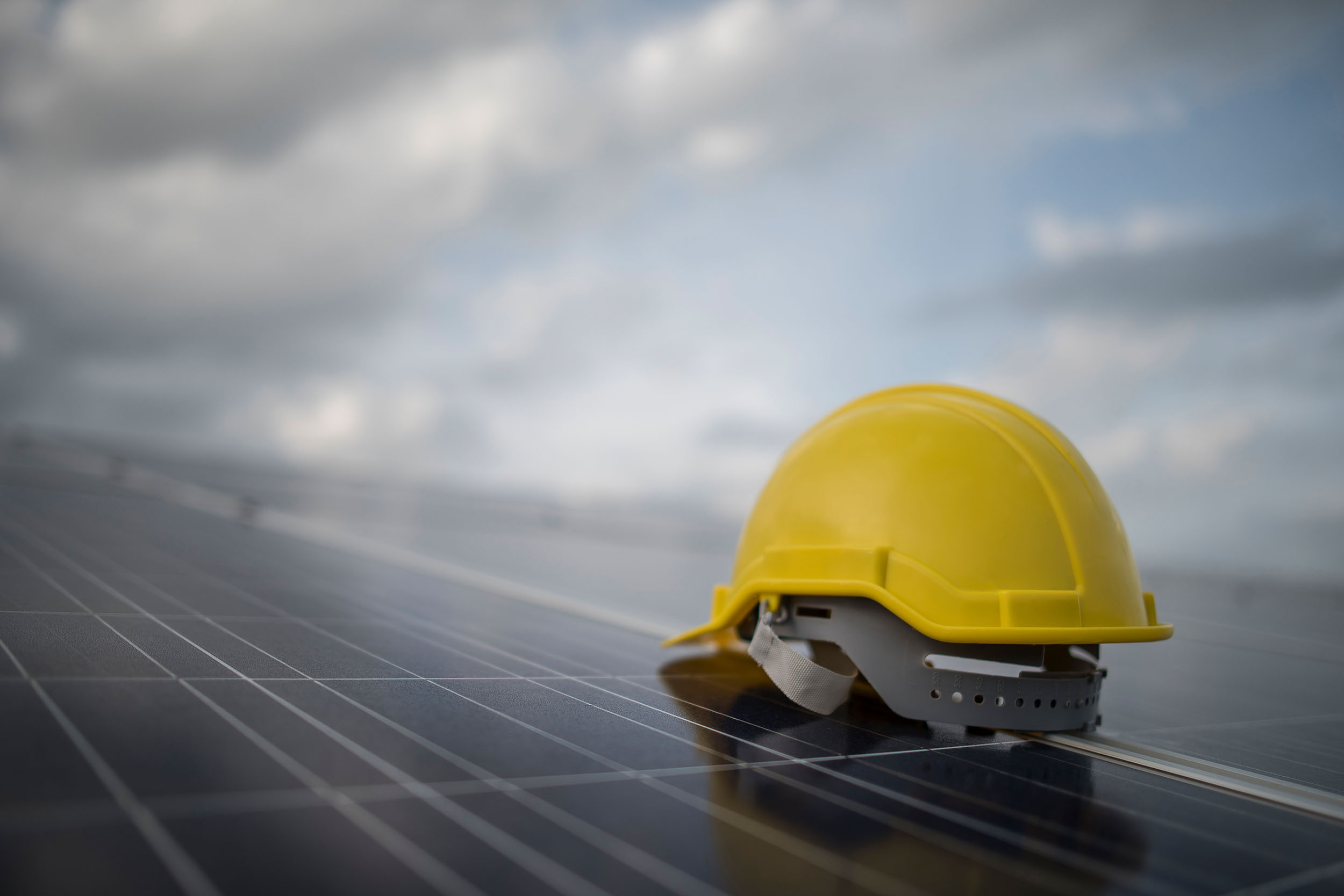 //www.energie-makler.at/wp-content/uploads/2018/02/yellow-safety-helmet-on-solar-cell-panel-HPSX45K.jpg